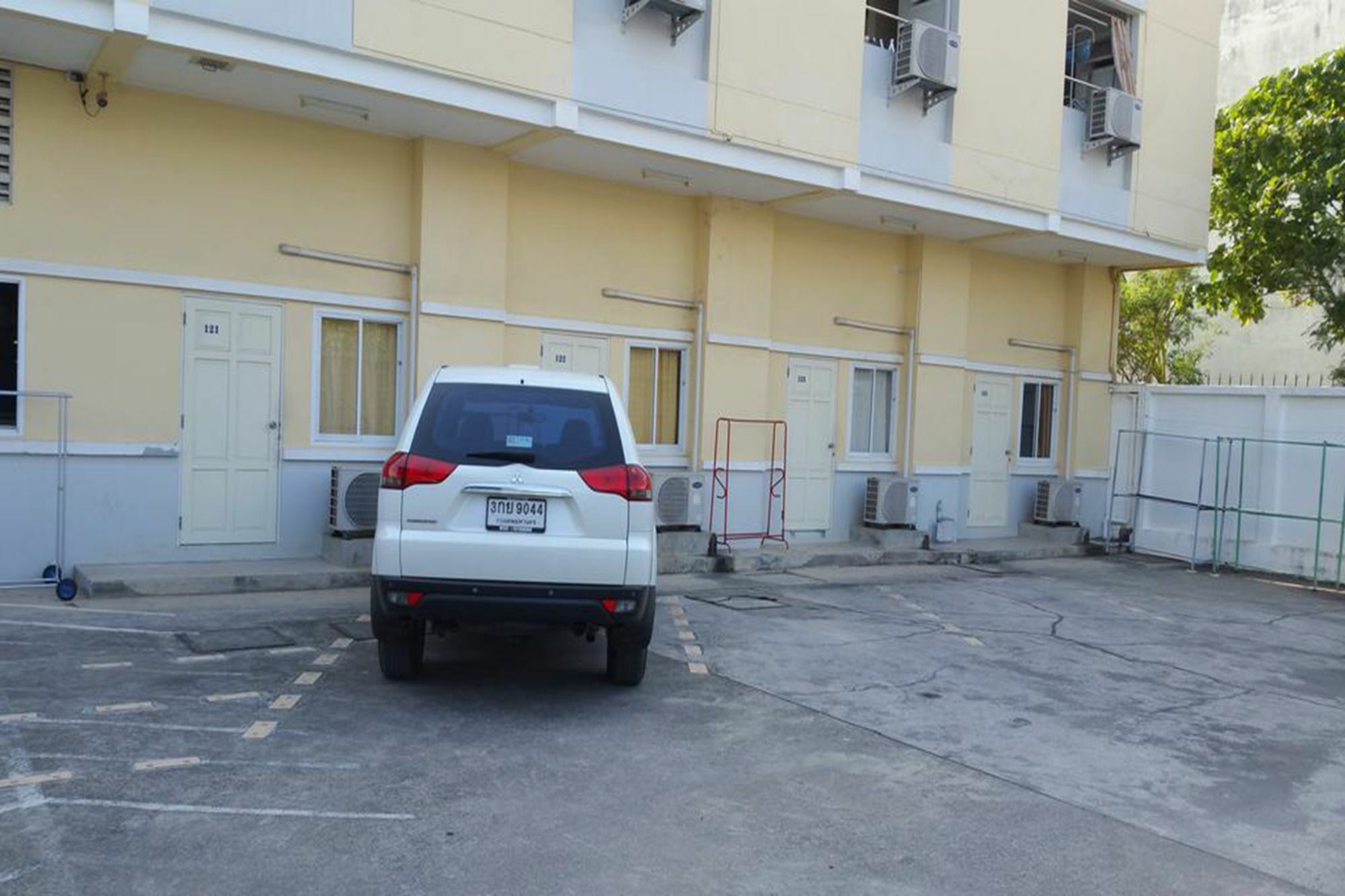 Charoen Apartment Hotel Trang Eksteriør bilde